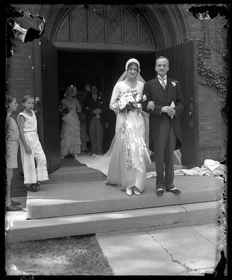 Vintage Tribune on Instagram: “Dr. William Haviland Morriss, of Connecticut, and his bride, the former Marion Ruger Norcross of Highland Park, on their wedding day at…” Cornelia Vanderbilt, 1920s Wedding, St Margaret, Biltmore Estate, Wedding Gowns Mermaid, Asheville North Carolina, Glamorous Wedding, April 29, London Wedding