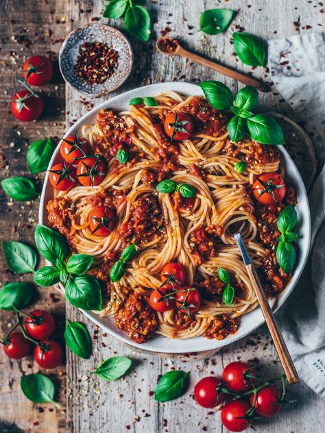 Vegan Spaghetti Bolognese (easy recipe) - Bianca Zapatka | Recipes Spaghetti Bolognaise, Vegan Spaghetti, Vegan Bolognese, Avocado Pasta, Pasta Fatta In Casa, Italian Spices, Salad Pasta, Meat Alternatives, Spaghetti Bolognese