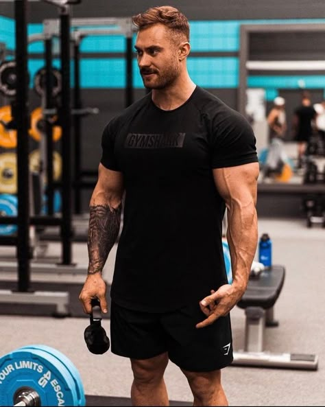 Gym Pose, Motivation Men, App Photos, Chris Bumstead, Mens Fitness Motivation, Style Gym, Bodybuilding Pictures, Smart Casual Menswear, Gym Boy