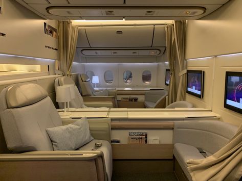 First Class Plane, Private Jet Interior, Plane Seats, 777 300er, Flying First Class, First Class Seats, First Class Flights, Best Airlines, Singapore Airlines