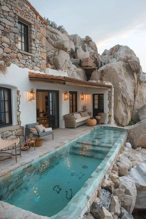 Medetterian House, House Backyard Design, Italian Beach House, Beach House Backyard, Minimal Bohemian, House Pool, Hillside House, Beach House Exterior, House Backyard