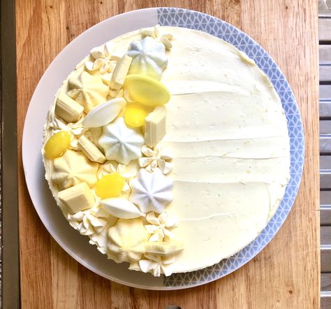 Lemon White Chocolate Cheesecake (No Bake!) Lemon Cheesecake Decoration Ideas, Cake Recipes Lemon, Lemon Sweets, Lemon White Chocolate, Cheesecake Decoration, Cheesecake No Bake, Dairy Recipes, Cheesecake Mix, Sweet Bakes