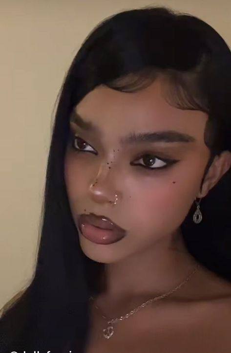 Makeup With Beauty Mark, Dolly Foreign Makeup, Full Face No Lashes, Makeup With Moles, Dark Liner Makeup, Leah Somaya, 80s Editorial Makeup, Poc Makeup Looks, Gorpcore Makeup