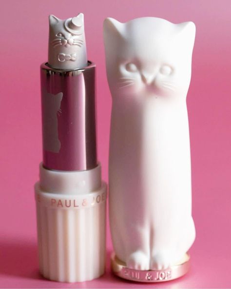 For cat lovers only | Highlighter + kitty lipstick case @paulandjoe_beaute 😻 Who wants some ? Paul And Joe, Stick Highlighter, Makeup Package, Lipstick Case, Fancy Makeup, Makeup Items, Pretty Makeup, Makeup Kit, Aesthetic Makeup