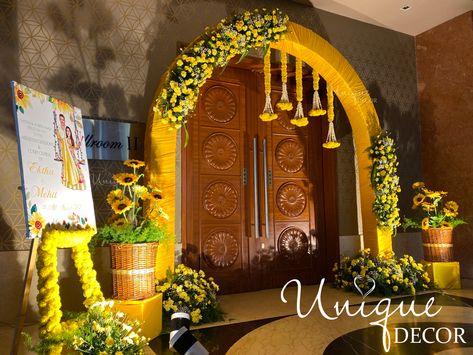 Haldi Entrance Decoration Ideas, Haldi Entry Gate Decor, Haldi Entrance Decor, Haldi Entrance, Muhurtham Decor, Mehandi Decor, Pathway Decor, Entrance Door Decor, Roka Ceremony