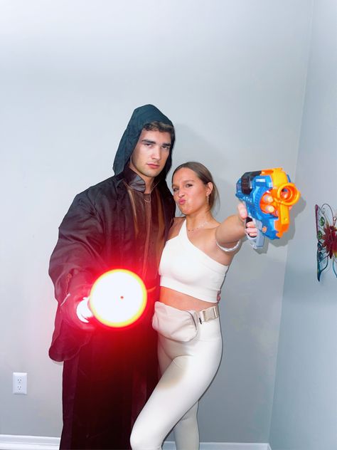 Diy Luke Skywalker and princess Leia Princess Leia Costume Diy Women, Leia Costume Diy, Princess Leia Costume Diy, Princess Leia Costume, Workout Outfits For Women, Couples Halloween Costume Ideas, Leia Costume, Couples Halloween Costume, Diy Costumes Women