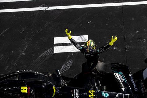 Hamilton Poster, Hamilton Wallpaper, Epic Photography, Mercedes Wallpaper, Lewis Hamilton Formula 1, F1 Lewis Hamilton, Petronas F1, Wallpaper Notebook, F1 Art