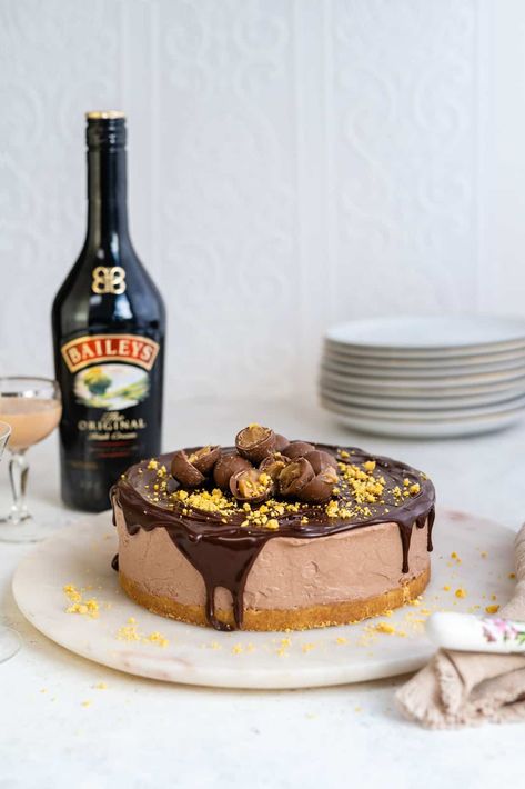 Easy No Bake Baileys Cheesecake – super creamy and insanely delicious with Baileys Irish Cream and chocolate ganache topping. Simply divine! No Bake Baileys Cheesecake, Chocolate Ganache Topping, Baileys Dessert, Baileys Irish Cream Recipes, Baileys Cake, Irish Cream Recipe, Homemade Baileys, Baileys Cheesecake, Chocolate Baileys