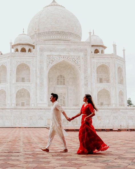 Taj Mahal Engagement Photos, Tajmahal Couple Poses, Pre Wedding Photoshoot Taj Mahal, Taj Mahal Pre Wedding Shoot, Jaisalmer Couple Photoshoot, Royal Couple Photoshoot Poses, Tajmahal Photoshoot Couple, Couple Pose In Temple, Taj Mahal Poses Pictures