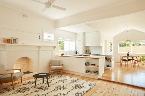 California bungalow // spacious living room design // open floor plan // hardwood floors Interior Design Bungalow, California Bungalow Interior, Bungalow Interior Design, Bungalow Interiors, Bungalow Interior, California Bungalow, Bungalow Homes, Apartment Chic, Timeless Kitchen