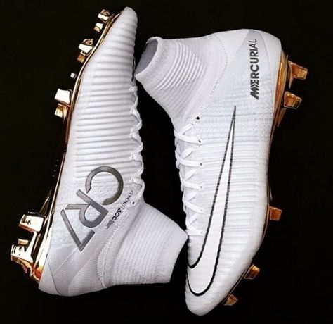 Gucci Shoes Sneakers Outfit, White Gucci Shoes, Kasut Nike, Womens Soccer Cleats, Nike Mens Shoes, Soccer Clothes, Cool Football Boots, Best Soccer Cleats, Football Ronaldo