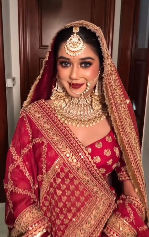 Shadi Lehenga, Indian Party Makeup, Engagement Plate, Indian Bridal Wear Red, Bridal Makeup Indian, Adhuri Kahani, Latest Bridal Makeup, Best Indian Wedding Dresses, Bridal Hairstylist