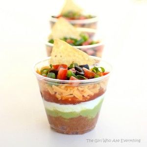 Individual Seven-Layer Dips by Christy - Almost 5 ingredients.... Layered Dip Cups, Seven Layer Dip, Fingerfood Party, Tailgate Food, Buffalo Wings, Football Food, Super Bowl Food, Snacks Für Party, Bowls Recipe