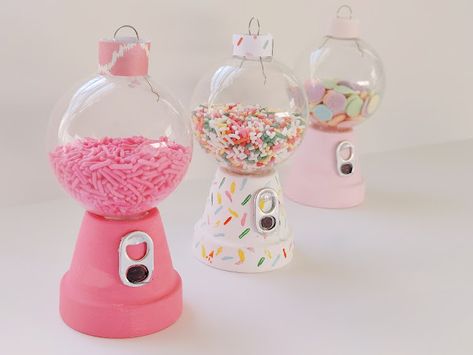 I'm Loving These Really Cute Gumball Machine Ornaments and You Will, Too! Easy Ornaments To Make, Cute Gumball Machine, Diy Ornaments Christmas, Diy Gumball Machine, Candy Decorations Diy, Diy Christmas Candy, Office Candy, Easy Ornaments, Candy Christmas Tree