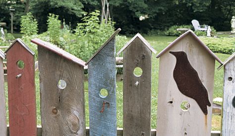 Neat idea for an old fence Decorative Picket Fence Ideas, Barn Birdhouses, Garden Plant Markers, Flea Market Gardening, Garden Junk, Fine Gardening, Plant Markers, Backyard Fences, Picket Fence