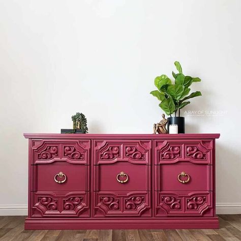 Transform your outdated furniture with a DIY makeover using BB Frosch paint powder and latex paint. Get ready and follow this guide for giving it an entirely new look! Chalk Paint Laminate Furniture, Pink Dresser Makeover, Pink Painted Dresser, Painted Dresser Ideas, Paint Laminate Furniture, Pink Painted Furniture, How To Chalk Paint, Chippy Painted Furniture, Diy Chalk Paint Recipe