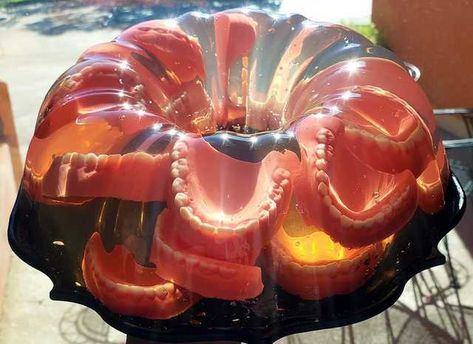 Gummy dentures in jello Fitgirlsguide Recipes, Jello Recipe, Gross Food, Xmas Dinner, Retirement Celebration, Halloween Appetizers, Halloween Porch Decorations, Funny Post, Halloween Dinner