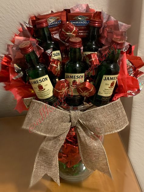 Whiskey Gifts Basket, Booze Bouquet, Alcohol Bouquet, Alcohol Gift Baskets, Anniversary Gift Ideas For Him Boyfriend, Liquor Gift Baskets, Liquor Bouquet, Holiday Crafts Gifts, Liquor Gifts