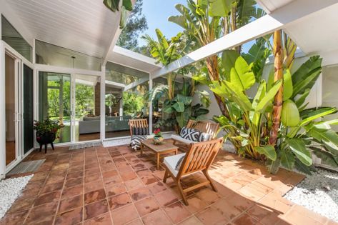 This Iconic Eichler Will Invite You to its Inside and Outside Spaces - Mid Century Home Mid Century Courtyard, House Atrium, Eichler Atrium, Outside Spaces, Courtyard Ideas, Modern Courtyard, Eichler Homes, Mid Century Home, Deck Designs