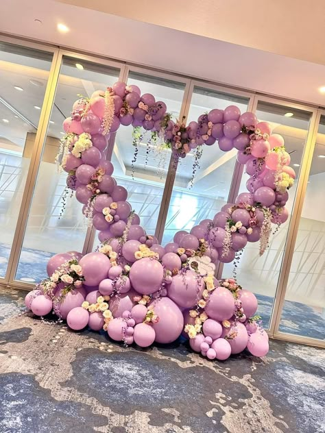 Ballon Decoration For Engagement, Heart Balloon Decor, Balloon Heart Arch, Date Decoration Ideas Romantic, Balloon Proposal Ideas, Easy Proposal Ideas, Heart Balloons Decoration, Valentines Balloon Arch, Heart Balloon Garland