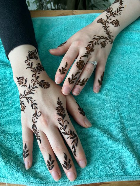 Botanical Henna Designs, Henna Vine Design, Vines Henna Designs, Henna Vines And Leaves, Vine Henna Designs, Vine Henna, Henna 2024, Cute Henna Design, Henna Vines