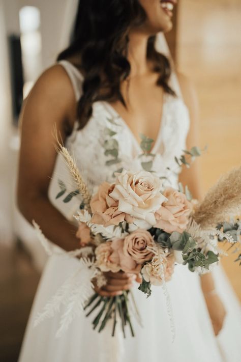 25 DIVINE BRIDAL BOUQUETS – Hello May Brown Bridal Bouquet, Bridal Bouquet Neutral, Toffee Wedding, Boho Bride Bouquet, Small Bridal Bouquet, Bridal Bouquet Styles, Brides Flowers Bouquet, Small Bridal Bouquets, Small Wedding Bouquets