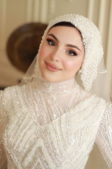 Bride Hijab Style, Simple Engagement Dress, Simple Bridal Makeup, Hijabi Wedding, Bridal Hijab Styles, Muslim Wedding Gown, Bride Hijab, Wedding Photography Contract, Unusual Wedding Dresses