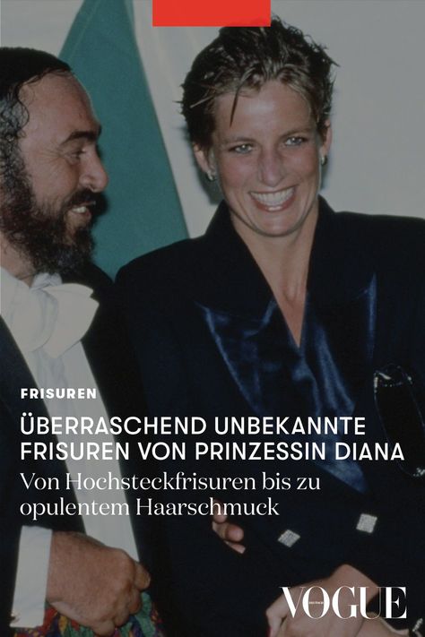 Und es gibt sie doch – die überraschend unbekannten Frisuren von Prinzessin Diana, die ebenso inspirierend sind wie ihre prominenten Looks. #voguegermany #voguebeauty #frisuren #royals #prinzessindiana #stylingtipps #frisureninspiration #hairinspo #hochsteckfrisuren #bobfrisuren #kurzhaarfrisuren Vogue Uk, Gala Dinner, Lady Diana, Princess Of Wales, Royals, Wales, Tory Burch