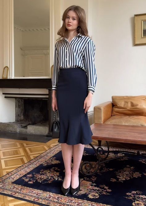 Skirt And Shirt Outfits Formal, Fluffy Shirt Outfit, Work Skirt Outfit, Elegant Outfit Classy, Professional Outfits Women, Stylish Work Attire, Office Outfits Women, Effortlessly Chic Outfits, Modest Fashion Outfits