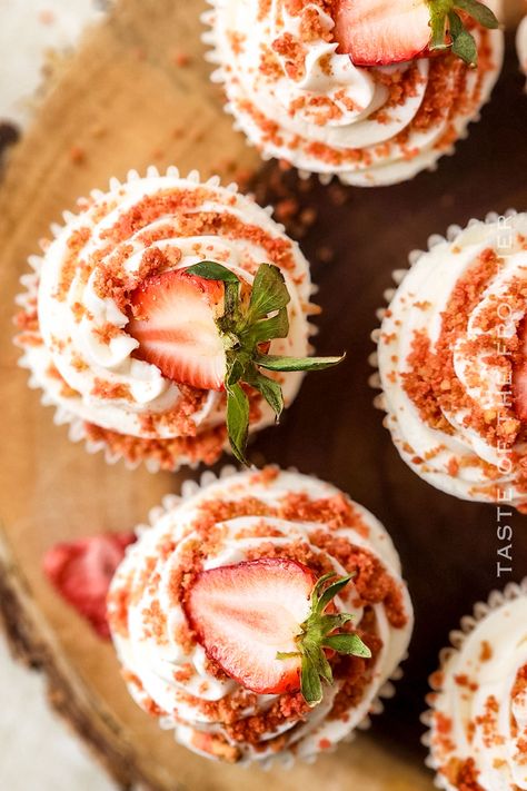 Strawberry Crunch Cupcakes feature a moist strawberry-flavored cake topped with creamy frosting and a crunchy strawberry crumble, perfect for any celebration or dessert craving. Strawberry Crunch Cupcakes, Easy Pie Crust Recipe, Cruffin Recipe, Strawberry Crumble, Breakfast Donuts, Pie Crust Recipe Easy, Strawberry Crunch, Easy Pie Crust, Diy Dish