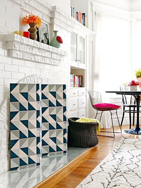 Create an easy screen to mask your fireplace -- or any space -- when it's not in use. This bold geometric print pops in front of the white fireplace and mantel! http://www.bhg.com/decorating/do-it-yourself/accents/easy-home-decor-crafts-and-gifts/?socsrc=bhgpin050115fireplacescreen&page=20 Photowall Ideas, Simple Fireplace, Fireplace Cover, Fireplace Screen, Diy Fireplace, Fireplace Makeover, Fireplace Mantel, Brick Fireplace, Easy Home Decor