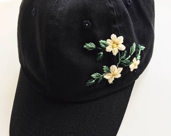 Bone Bordado, Hamilton Art, Clothes Embroidery Diy, Learning To Embroider, Embroidery Caps, Womens Hat, Floral Hat, Pola Sulam, Hat Embroidery