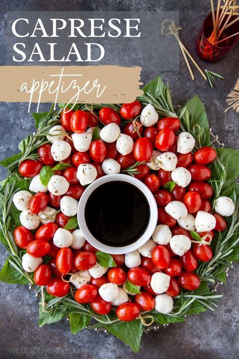 Salad For Christmas, Caprese Salad Appetizer, Salad Christmas, Balsamic Reduction Sauce, Caprese Appetizer, Holiday Appetizers Christmas, Salad Decoration, Best Holiday Appetizers, Ensalada Caprese