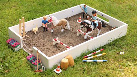 Do you want to make your own Schleich riding area?  It's very easy, watch my YouTube video! Schleich Horses Diy, Schleich Diy Ideas, Diy Horse Toys, Schleich Horses Stable, Toy Horse Stable, Schleich Diy, Horse Tack Diy, Diy Horse Barn, Schleich Horses