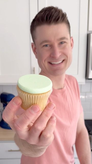 Round Cupcake Frosting, How To Make Cupcake Frosting Flat, Smooth Cupcake Frosting, Flatten Icing On Cupcakes, How To Make Flat Top Icing Cupcakes, How To Flatten Icing On Cupcakes, Flat Topped Cupcakes, Flat Frosted Cupcakes, How To Flatten Frosting On A Cupcake