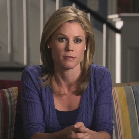 You Again Movie, Modern Family Tv Show, Claire Dunphy, Mom Characters, Phil Dunphy, Tv Moms, Julie Bowen, Mum Fashion, Long Gone