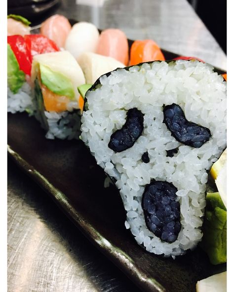 Some festive sushi for Halloween! #foodfrique #sushi #halloween #festivesushi #sushitime #sushilovers #sushiporn #sushibar #sushilover Halloween Sushi, Sushi Halloween, Healthy Halloween Snacks, Sushi Time, Healthy Halloween, Taste Made, Halloween Snacks, Pumpkin Soup, Halloween Recipes