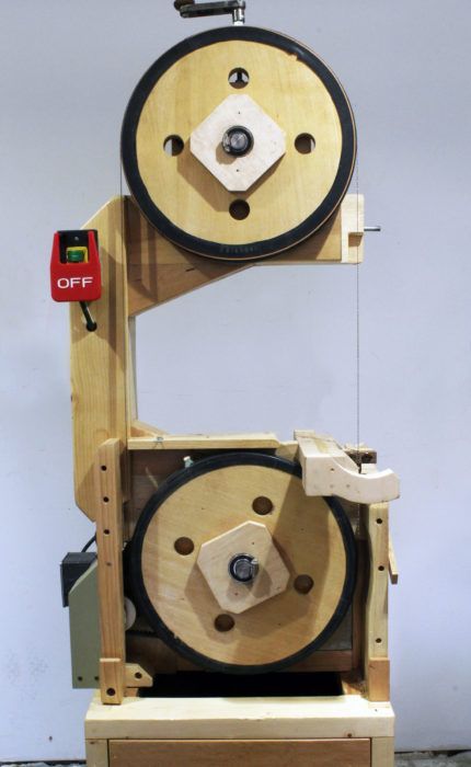 The wheels are made of plywood and have inner-tube tires. The four holes in each wheel are finger holds for turning the wheels when installing a blade. #smallboats #bandsaw #DIYboats #DIY #boats #boatbuilding Diy Bandsaw, Band Saws, Woodworking Tools For Beginners, Saw Mill, Woodworking Power Tools, Diy Boat, Band Saw, Old Chairs, Chain Saw