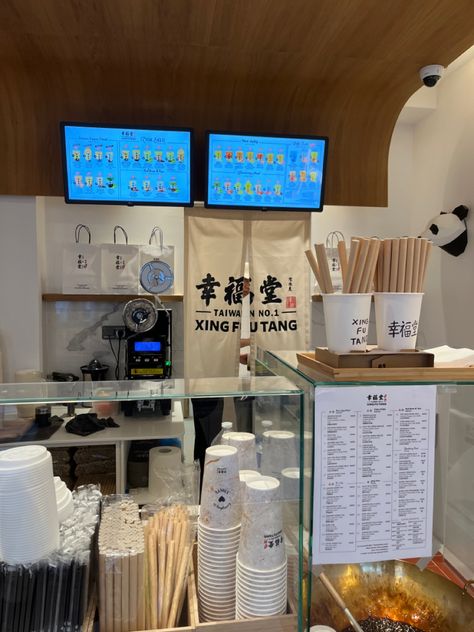 Boba Tea Shop Aesthetic Interior, Milk Tea Shop Aesthetic, Boba Store Aesthetic, Boba Shop Ideas, Boba Tea Shop Aesthetic, Boba Shop Design, Chinese Coffee Shop, Aesthetic Boba Shop, Cute Boba Shop