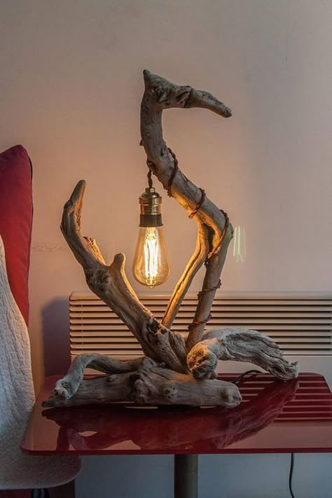 DIYs with driftwood - new beautiful crafts and decoration ideas | My desired home Takken Decor, Driftwood Furniture, Driftwood Diy, Driftwood Ideas, Driftwood Lamp, Driftwood Projects, Wood Art Projects, Driftwood Decor, Driftwood Crafts