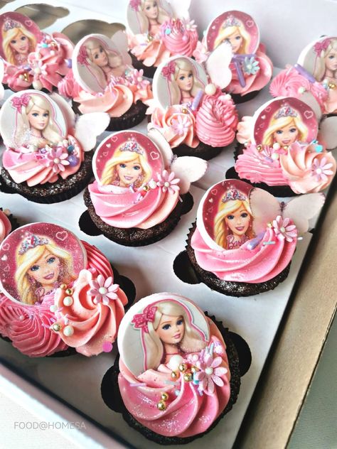 Barbie Themed Cupcakes Barbie Cupcake Cake Ideas, Barbie Birthday Cupcake Ideas, Malibu Barbie Cupcakes, Diy Barbie Cupcakes, Barbie Theme Cupcakes, Barbie Birthday Party Cake Cupcake, Barbie Small Cake, Cupcakes Barbie, Barbie Cupcakes Ideas