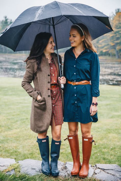 Rainy Day Outfit For Work, Women Standing, Hunter Boots Outfit, Rainy Day Fashion, Hunter Rain Boots, Rainy Day Outfit, Mode Inspiration, In The Rain, Preppy Outfits