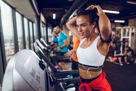 Young woman exercising on treadmill Treadmill Workout Beginner, Hiit Running, Hiit Workouts Treadmill, Hiit Treadmill, Beginner Workouts, Month Workout, Treadmill Workouts, Treadmill Workout, Running On Treadmill