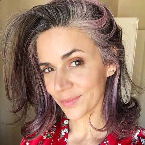 Grey Pink Hair Color, Grey Hair With Purple, Grey Hair With Purple Highlights, Grey Hair Highlights, Viral Shampoo, Hair With Purple Highlights, Hair With Purple, Highlights Pink, Pepper Hair