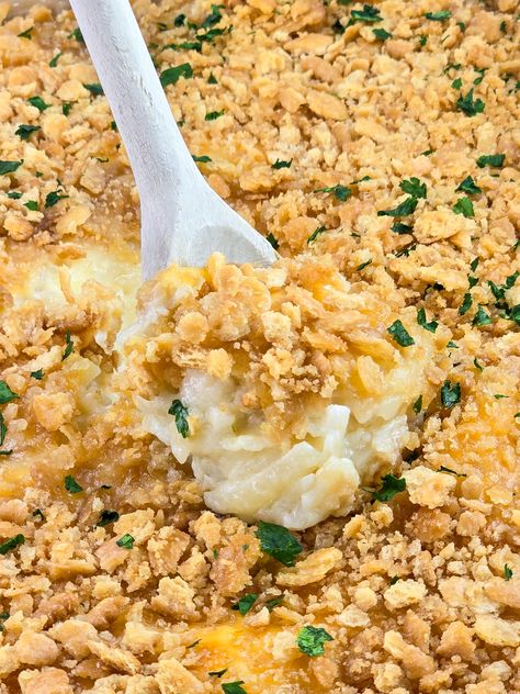 Easy Creamy Au Gratin Potatoes for a Crowd - Cooking For An Army Potatoes For A Crowd, Creamy Au Gratin Potatoes, Cheesy Au Gratin Potatoes, Au Gratin Potatoes, Gratin Potatoes, Potatoes Au Gratin, Hash Brown Casserole, Hash Brown, Side Dishes