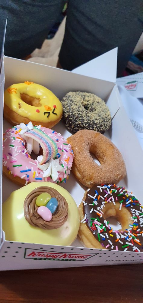 Krispy Cream Donut, Donas Krispy Kreme, Krispy Kreme Aesthetic, Dunkin Donuts Recipe, Krispy Kreme Donuts, Krispy Kreme Doughnut, Junk Food Snacks, Food Therapy, Krispy Kreme