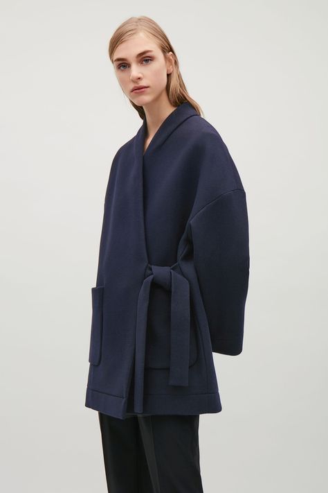 Wool Kimono Jacket, Navy Kimono Outfit, Blue Winter Dress, Kimono Winter, How To Wear Kimono, Kimono Woman, Wool Kimono, Fashion Kimono, Minimal Stil