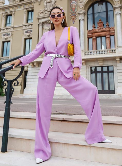 Sydne Style shows how to wear a pant suit for summer with inspiration from fashion blogger Not Jess Fashion  #suit #pantsuit #purple Lavender Suit, Mode Purple, Trendy Suits, Vacation Essentials, Cooler Style, Purple Outfits, Fashion Blogger Style, Instagram Outfits, Nyc Fashion