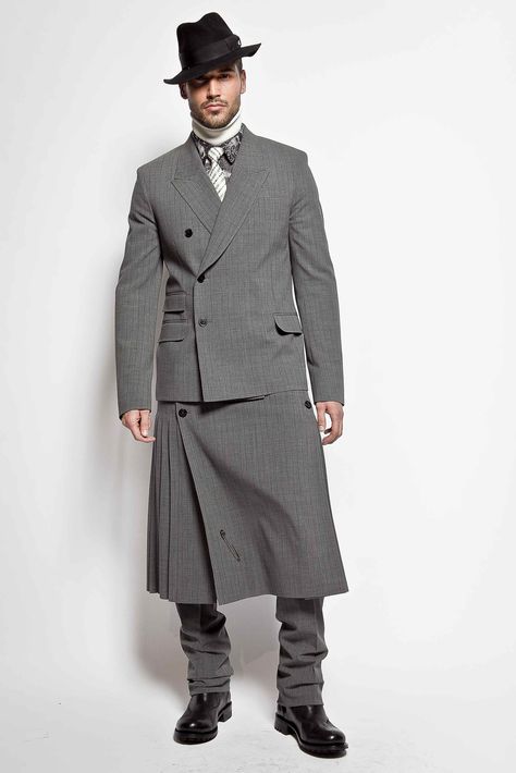 Gaultier monsieur jupe homme 6842_HD_©RAINERTORRADO Man In Skirt, Alternative Fashion Men, Indie Outfits Alternative Fashion, Men Wearing Skirts, New Halloween Costumes, Men's Business Outfits, Gender Fluid Fashion, Scottish Fashion, Men In Kilts