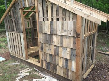 Very nice pallet coop! I like how they are cut and placed like shingles Antique Level Ideas, Pallet Coop Diy, Reclaimed Wood Chicken Coop, Chicken Coop Out Of Pallets, Pallet Chicken Coop, Pallet Coop, Cheap Chicken Coops, Chicken Coop Pallets, Pallet Barn